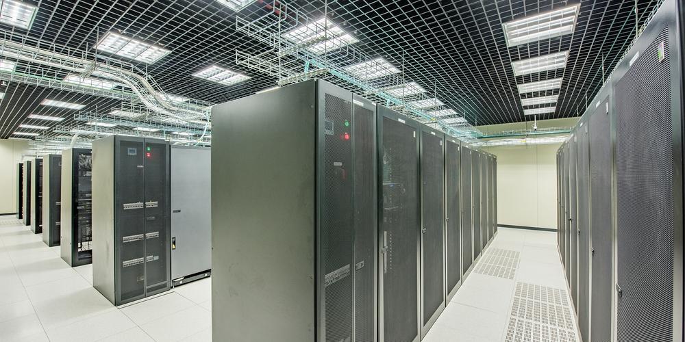 电网服务器的核心作用 数据驱动的电力系统大脑